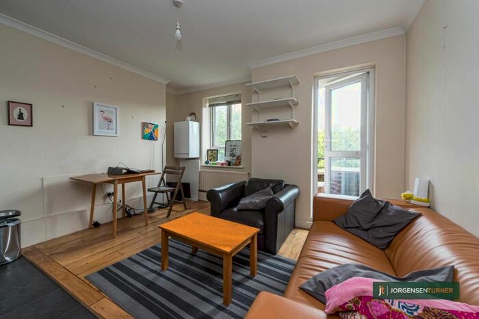 3 Bedroom Flat To Rent In Sundew Avenue, Shepherds Bush, London, W12