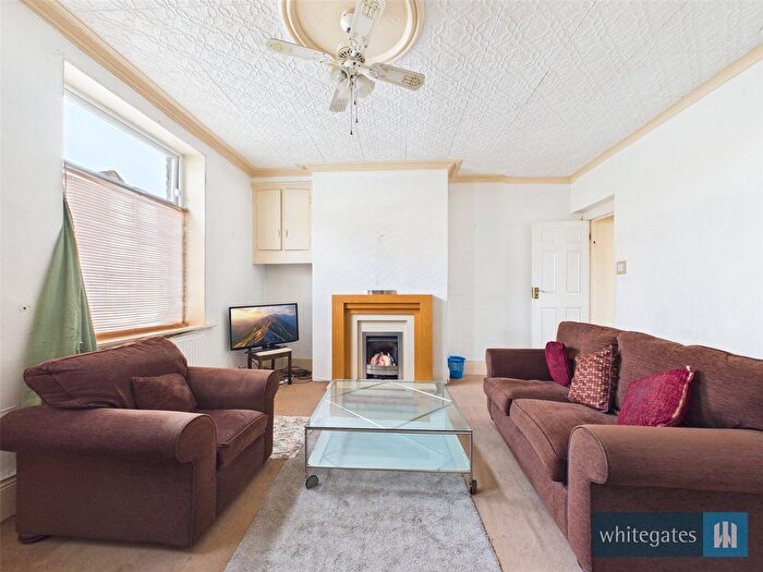 6 Bedroom Terraced House For Sale In Fearnsides Street, Bradford, West Yorkshire, BD8