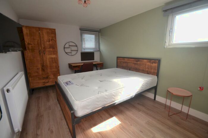 1 Bedroom Town House To Rent In Waverly Street, Nottingham, NG7