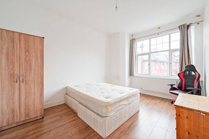2 Bedroom Flat To Rent In Barratt Avenue, Wood Green, London, N22