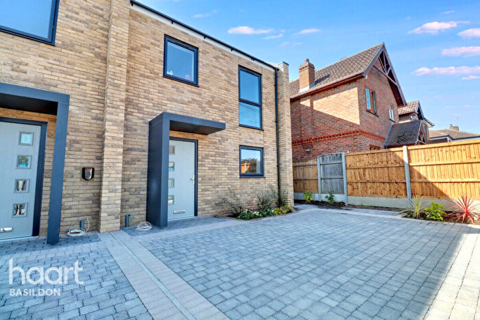 3 Bedroom Semi-Detached House For Sale In Grosvenor Road, Orsett, RM16