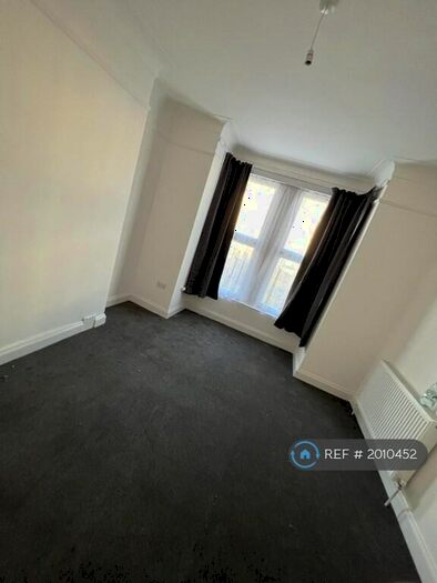 2 Bedroom Flat To Rent In Courtland Avenue, Ilford, IG1