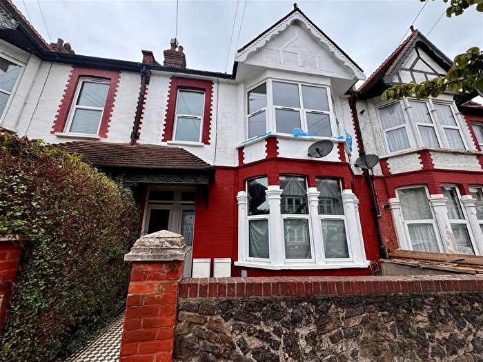 2 Bedroom Flat To Rent In Ramuz Drive, Westcliff-On-Sea, SS0