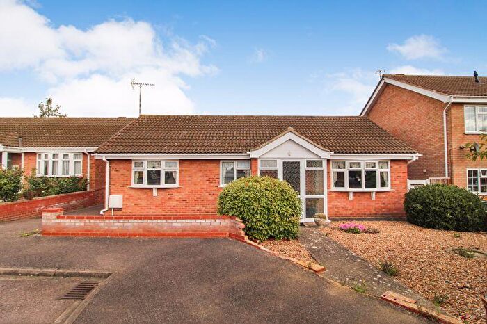 3 Bedroom Bungalow For Sale In Ryton Close, Bedford, MK41
