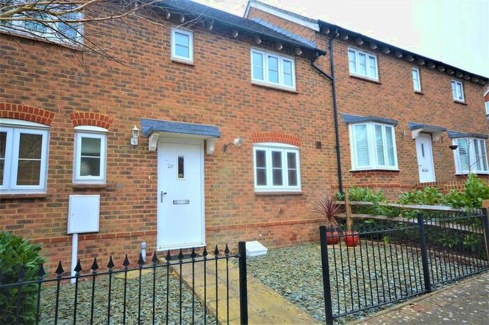 3 Bedroom Semi-Detached House To Rent In Greyhound Chase, Singleton, Ashford, TN23