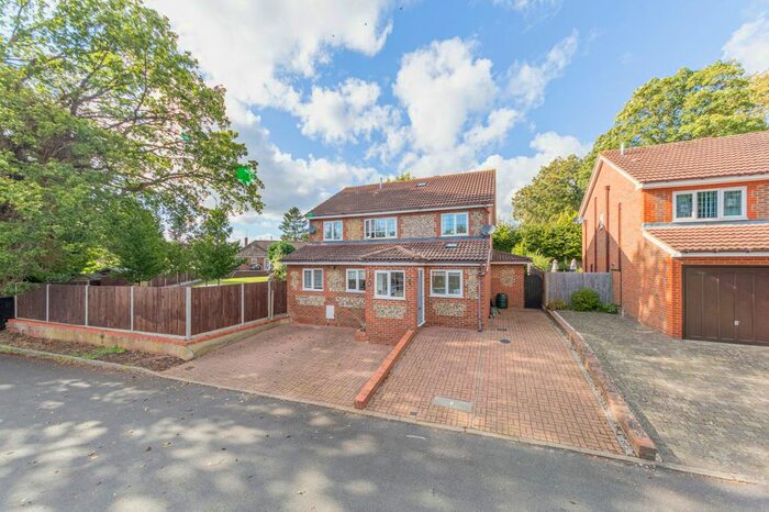 5 Bedroom Detached House To Rent In Newland Close, St. Albans, Hertfordshire, AL1