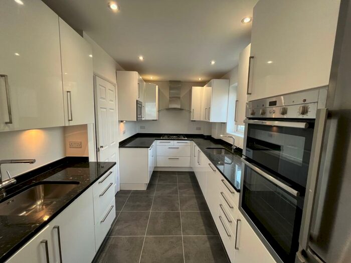 2 Bedroom Flat To Rent In Downhurst Court, Parson Street, Hendon, NW4