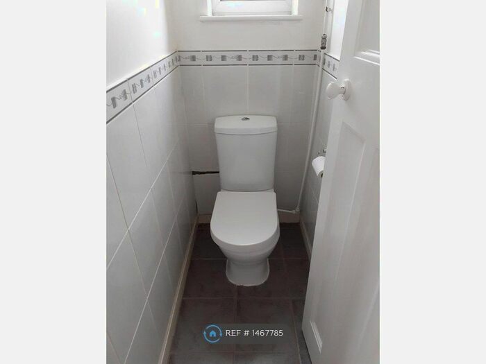 2 Bedroom Flat To Rent In Leeside Crescent, London, NW11