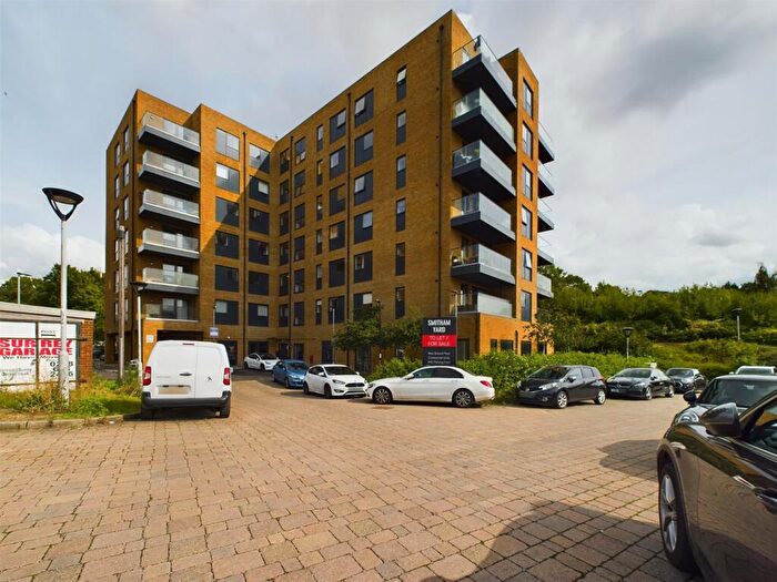 2 Bedroom Flat To Rent In Leaden Hill, Coulsdon, CR5