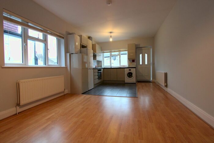 3 Bedroom Flat To Rent In Garratt Lane, Tooting SW17