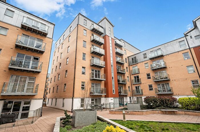 2 Bedroom Flat For Sale In Queen Mary Avenue, London, E18