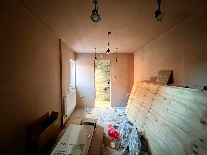 7 Bedroom Semi-Detached House To Rent In Snowden Avenue, Uxbridge, UB10