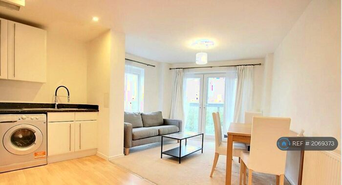 2 Bedroom Flat To Rent In Kittiwake House, Slough, SL1