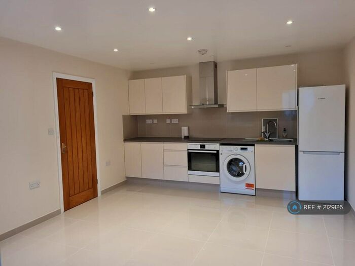 2 Bedroom Bungalow To Rent In Surrey, Sutton, Surrey, SM2