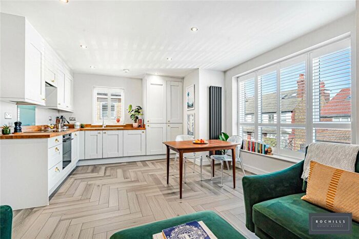 1 Bedroom Apartment For Sale In Annett Road, Walton-on-Thames, Surrey, KT12