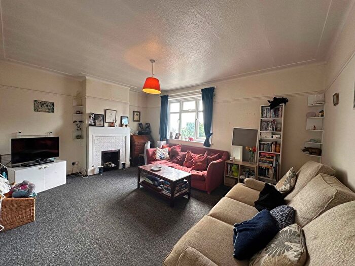 2 Bedroom Flat For Sale In Whitchurch Lane, Edgware, HA8