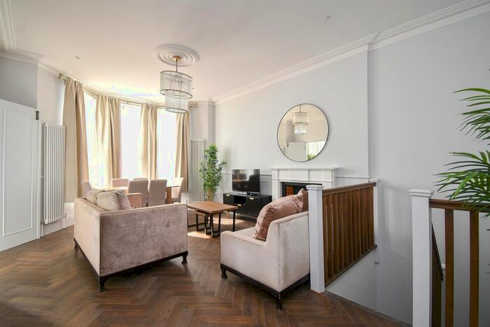 3 Bedroom Maisonette To Rent In White Rock Gardens, Hastings, TN34