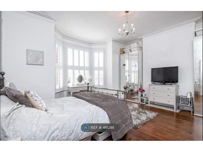 2 Bedroom Flat To Rent In Copers Cope Road, Beckenham, BR3