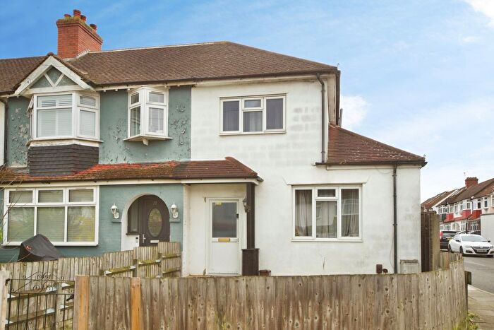 2 Bedroom End Terrace House For Sale In Queensland Avenue, London, London, N18