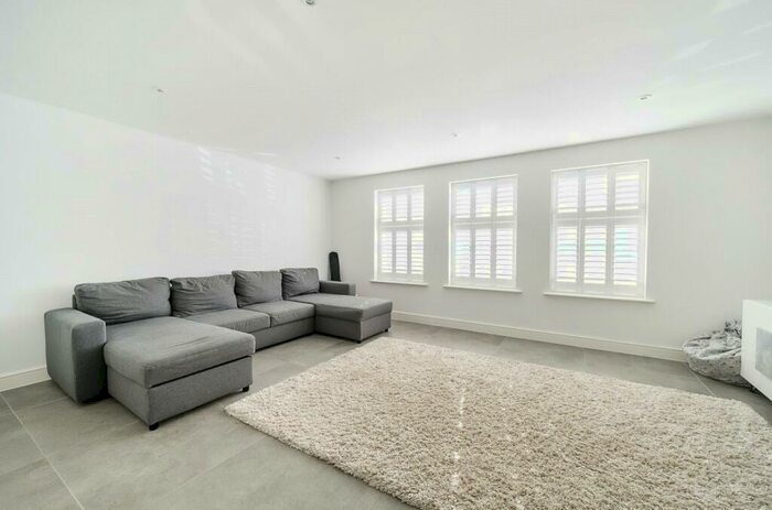 5 Bedroom Detached House For Sale In Harpswood Close, Coulsdon, CR5