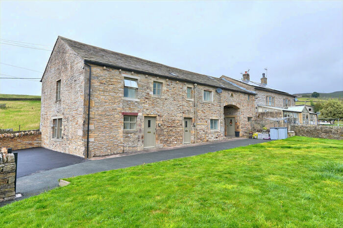 3 Bedroom Barn Conversion To Rent In Langroods Cottages, Bradley, BD20