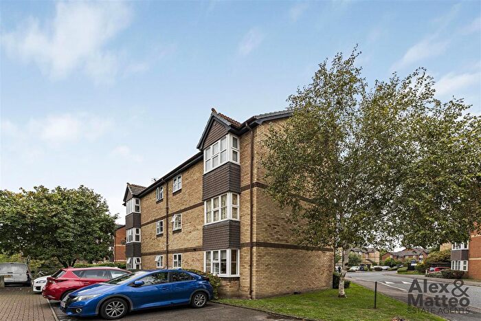 2 Bedroom Flat For Sale In Stubbs Drive, Bermondsey, SE16