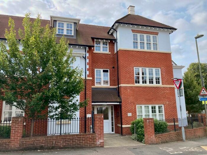 2 Bedroom Apartment To Rent In Croydon Road, Reigate, RH2