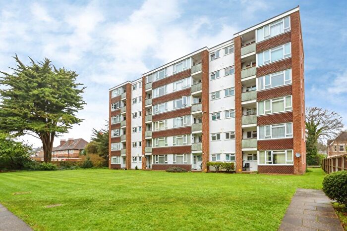 2 Bedroom Flat For Sale In Princess Road, Poole, BH12