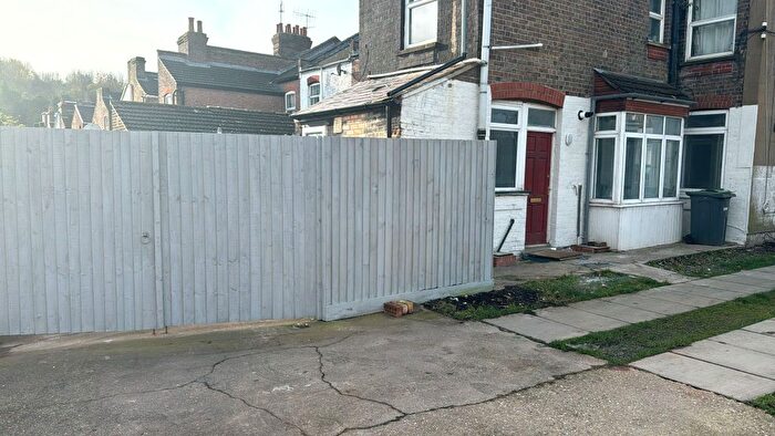 1 Bedroom Town House To Rent In Newcombe Road, Luton, LU1