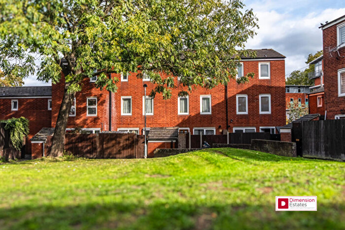 3 Bedroom Maisonette For Sale In Halesworth Close, Upper Clapton, London, E5