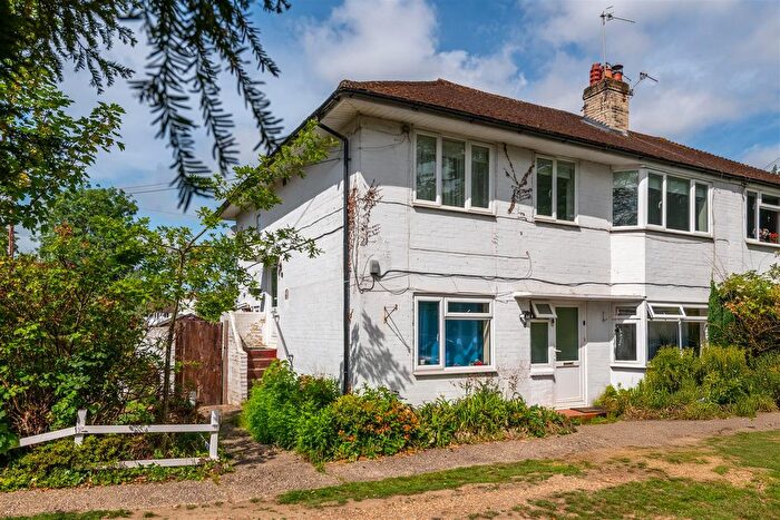 2 Bedroom Maisonette For Sale In Meadowcroft Close, Horley, RH6