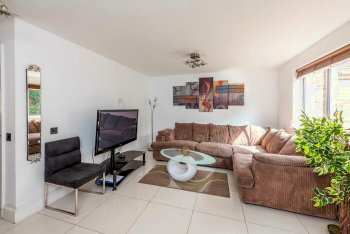 3 Bedroom House To Rent In Stadium Street, Chelsea, London, SW10