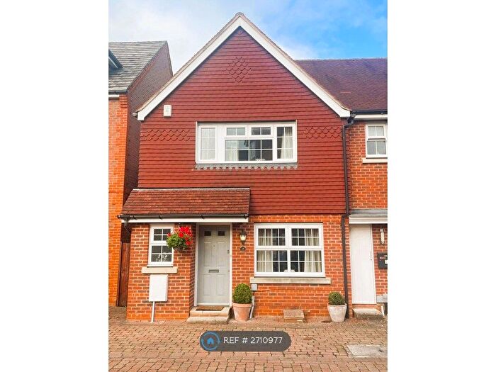 3 Bedroom Semi Detached House To Rent In Giffard Lane, Fleet, GU51