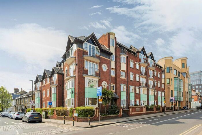 2 Bedroom Flat To Rent In Regency Court, Hartfield Road, Wimbledon, SW19