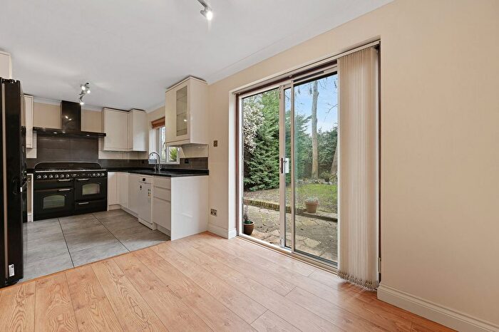 4 Bedroom Detached House For Sale In Baycroft Close, Pinner, HA5