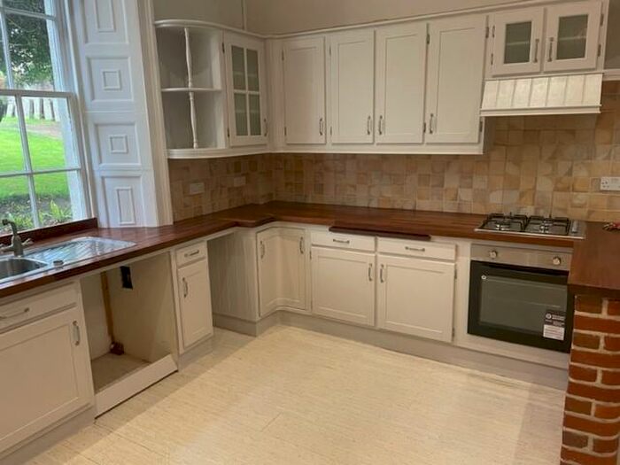 4 Bedroom Flat To Rent In Spacious Bedroom Apartment In Wyke Regis, DT4