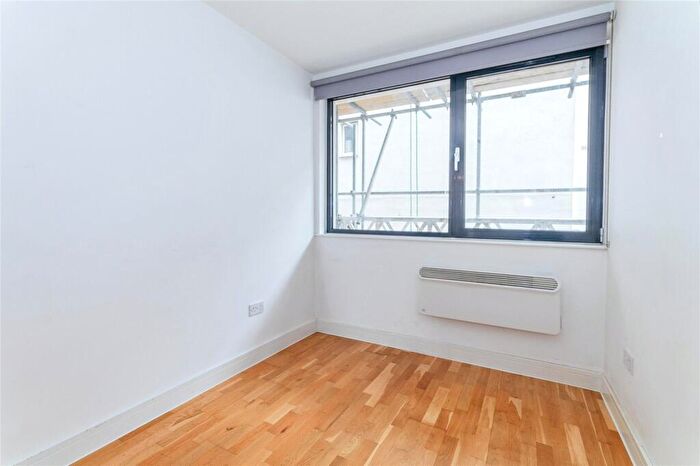 2 Bedroom Flat For Sale In Fairmeadow, Maidstone, Kent, ME14
