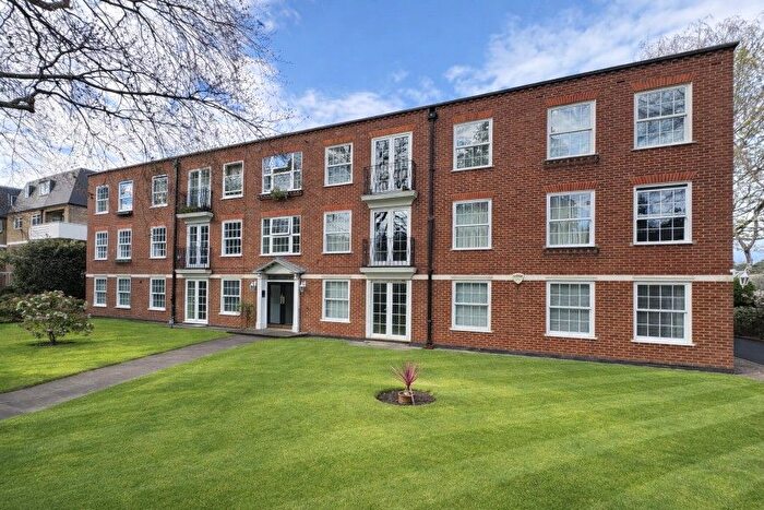 3 Bedroom Flat To Rent In Weybridge, Surrey, KT13