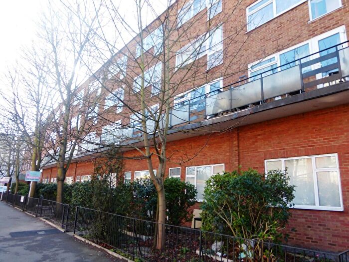 Flat To Rent In Coombe Road, New Malden, KT3