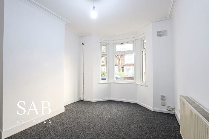 2 Bedroom Maisonette To Rent In Queens Road, Southall, UB2