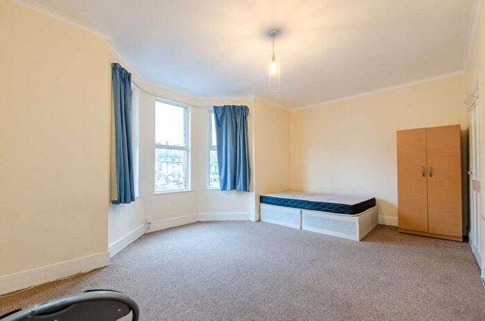 2 Bedroom House To Rent In Venetian Road, Camberwell, London, SE5