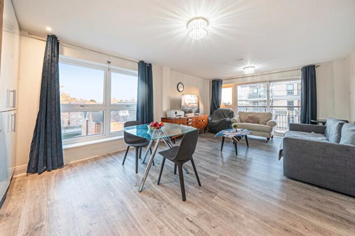 2 Bedroom Flat For Sale In Slough, Berkshire, SL1