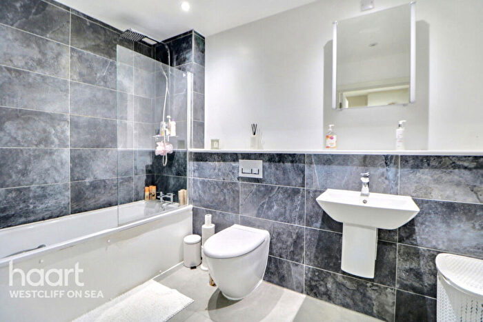 2 Bedroom Apartment For Sale In Victoria Avenue, Southend-On-Sea, SS2