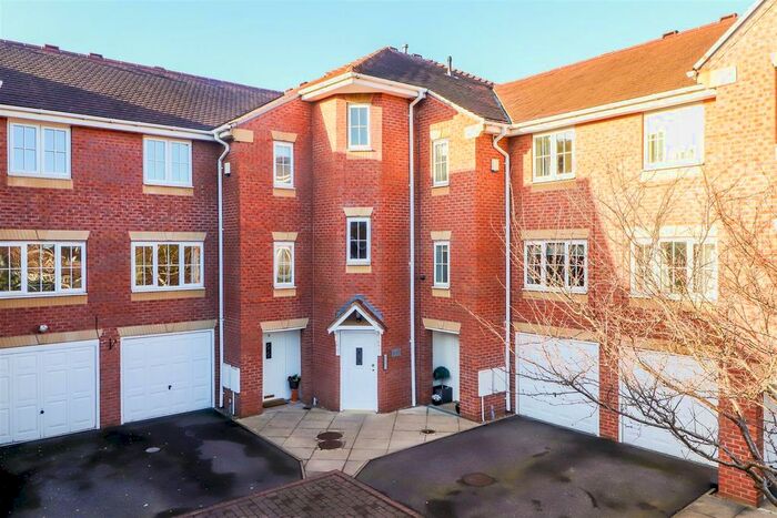 2 Bedroom Flat To Rent In Benton Mews, Horbury, WF4