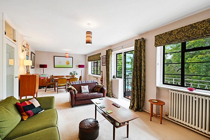2 Bedroom Flat For Sale In Millfield Lane, London, N6