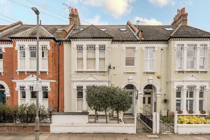 2 Bedroom Flat To Rent In Louisville Road, London, SW17