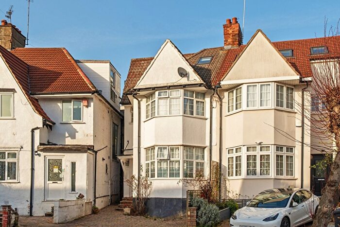 Studio To Rent In Clifton Gardens, London, NW11