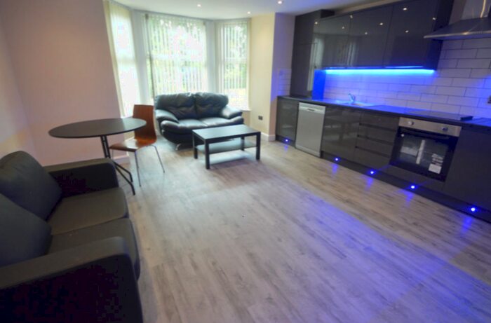 3 Bedroom Apartment To Rent In Cliff Road, Leeds, West Yorkshire, LS6