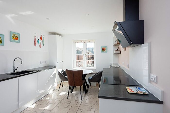 3 Bedroom Flat To Rent In Rattray Drive, Greenbank, Edinburgh, EH10