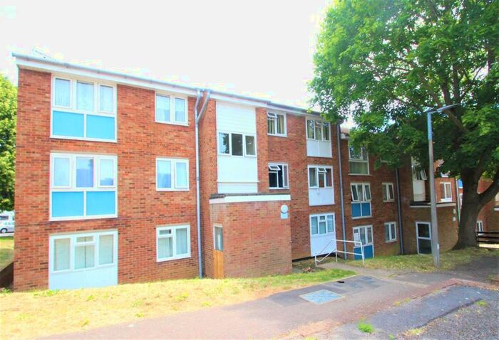 2 Bedroom Flat To Rent In Cleves Road, Woodhall Farm, Hemel Hempstead, HP2
